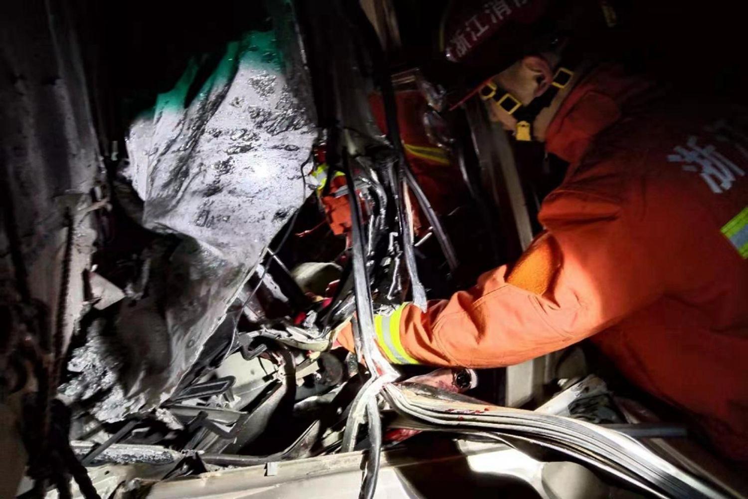 面包车与大货车相撞致2人被困 温州永嘉消防迅速营救